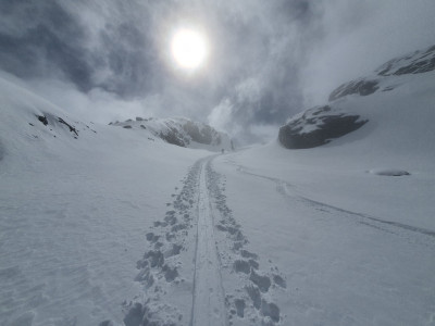 Dernière montée, je suis la trace avant le col de Thorens, limite du parc de la Vanoise