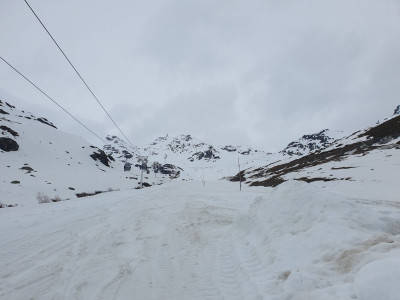 Neige à peine gelée en bas mais se durcissant vers 2500, on voit que la neige a pris la flotte dans la semaine, mais je suis à 2200 en dessous de la station