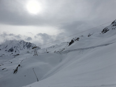 Sous les câbles du téléphérique de Caron, c'est blindé de neige, mais c'est comme le canada dry , on dirait de la bonne peuf mais c'est de la mélasse croutée