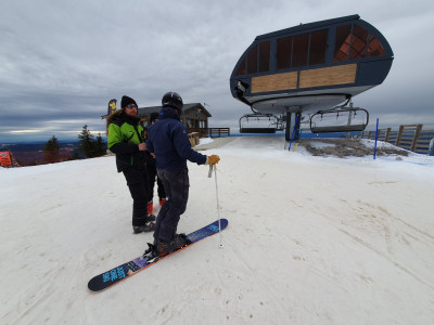 Maël, un jeune de l'école de ski de Lelex discute mono avec un pisteur avant son premier test