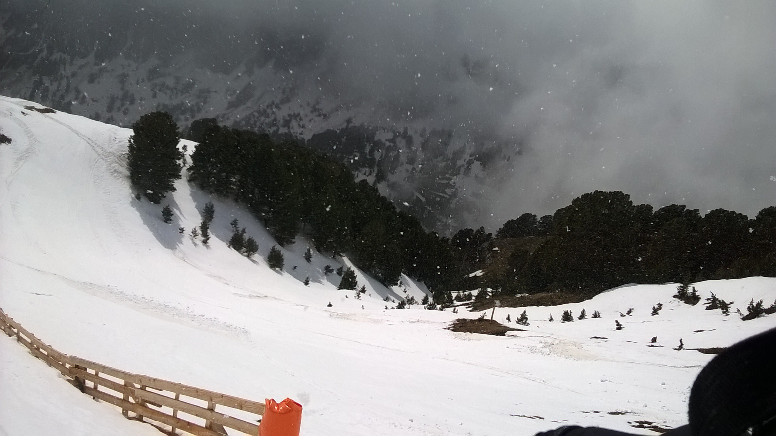 arrivée de la neige mercredi aprem,,,,,,,,,,,,,après 2 h de bistrot  10cm de fraiche nous attendait sur piste avec le retour du soleil