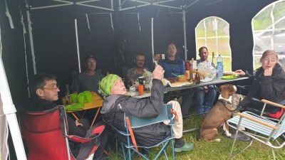 Même la pluie n'empêche pas la bonne humeur ou la polyvalence du barnum TMS !