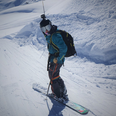 Elie de la Team Monostalgik, notre guide, en Rossignol fait d'hiver, ... son âge+ celui de sa board = à peu près mon âge ... respect!