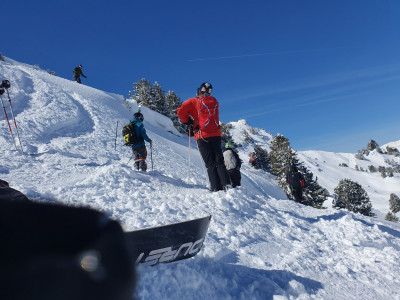 2è hors piste, c'est parti pour une démo de saut de corniche