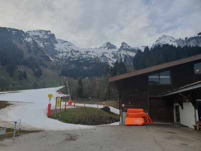 Le jour se lève sur le front de neige de Balme après une nuit humide, bon point, tout n'a pas fondu, on pourra redescendre sur les planches jusqu'en bas