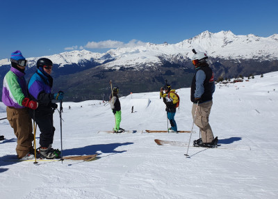 Après les tests et le slalom, il est midi passé et la team attaque le snow park en tandem avant de descendre en escadrille pour le déjeuner