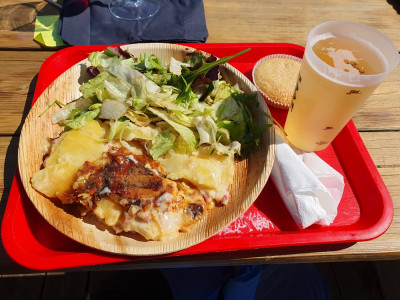 Tartiflette salade + dessert, service ultra rapide au guichet à emporter