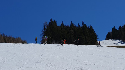 redescente pour chercher de la neige moquette, attention la pause repas a aiguisé les appétits de glisse