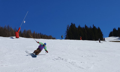 Nathan de la Team à Baptiste saut + carving, combi vintage mais pas le mono