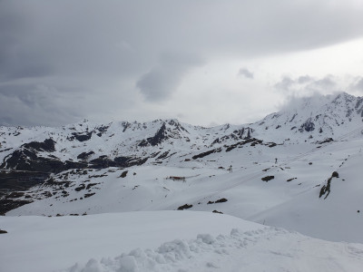 Visu sur la station entourée de neige