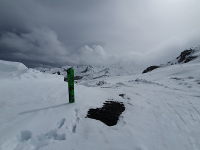 Heureusement qu'une dameuse avait râclé la neige ce qui la rend plus facile à skier comparée aux champs de crouté environnant