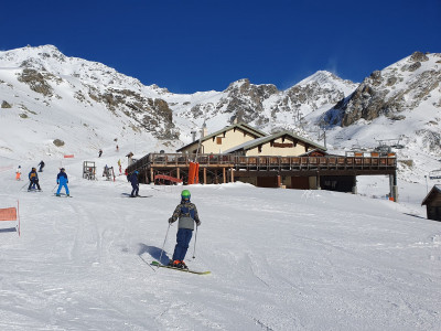 Matéo et Maéline 14 et 16ans, la nouvelle génération de monoskieurs