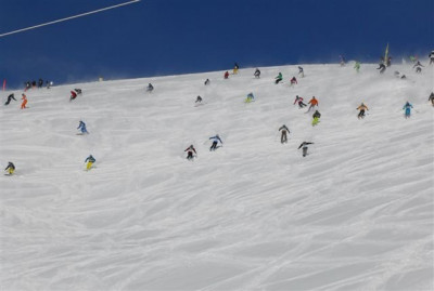 en monoski, on le voit à droite en train d'enfumer les 70 riders du derby Da Fat
