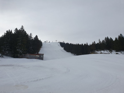 Piste rouge qui descend du sommet