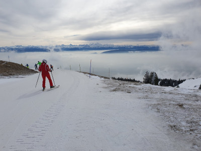 Piste bleue qui descend du sommer, vue sur les Alpes et le Léman