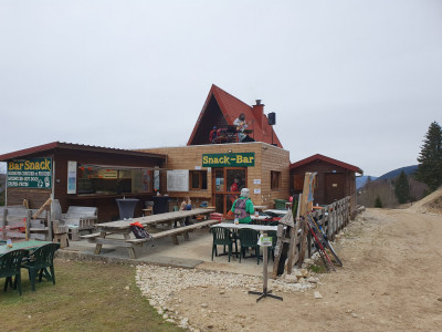 Le chalet pointu au bord de la piste sans neige
