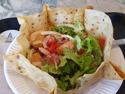 Spécialité du chalet: les salades dans une crêpe maison