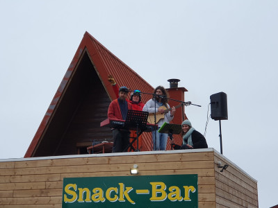 Les musicos sur le toit reprennent des chansons de rock et improvisent des paroles