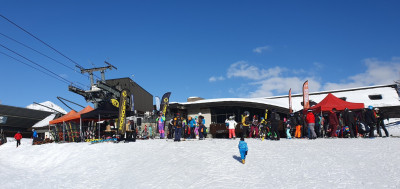 20250202_135915.jpg (296.85 Kio) Vu 558 fois Stands et front de neige vus de la piste