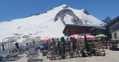 Pause en terrasse entre deux rides ou avant de redescendre