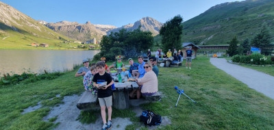 Deux tables réquisitionnées pour la soirée