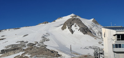 Nous voilà rendu à 3000 au départ du téléphérique, on découvre la Grande Motte et son enneigement