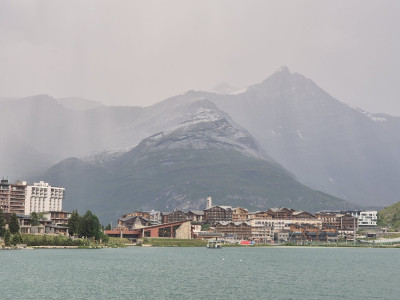 Montagnes qui deviennent blanches au loin, une bonne chute de peuf ça serait le rêve pour le lendemain mais ça ressemble plutôt à de la grêle