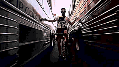 vélo entre bus.gif