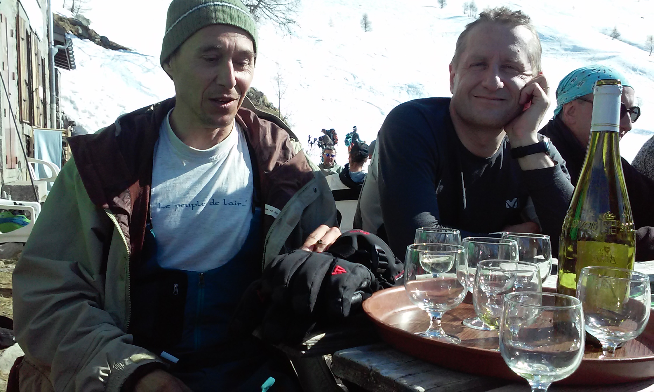 Chris et Jbx devant un verre de blanc au refuge de lognan