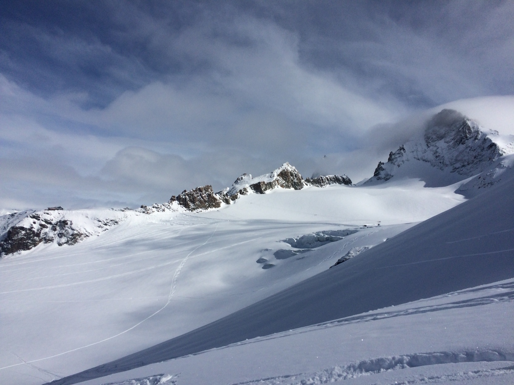 La plateforme de 3200 vue du glacier de la Girose.JPG