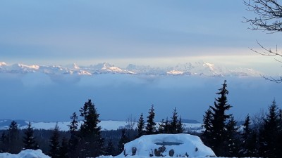 Du sommet du tk vue sur les alpes <br />Du jour avec le mont blanc, ça souffle très fort il fait moins 12 au sommet..mais c est magnifique