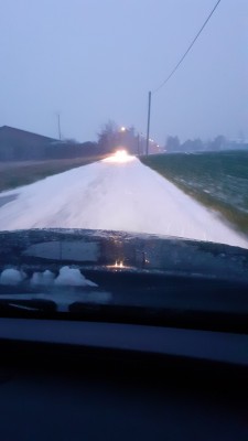 La neige tiens que sur la route