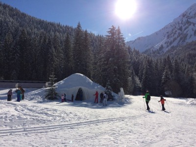 tas de neige avec creux dessous..